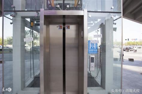 大門面對電梯
